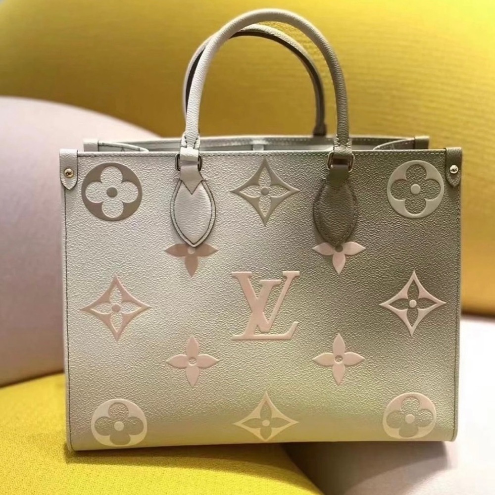 GORGEOUS BRAND NEW LOUIS VUTTON BAG!